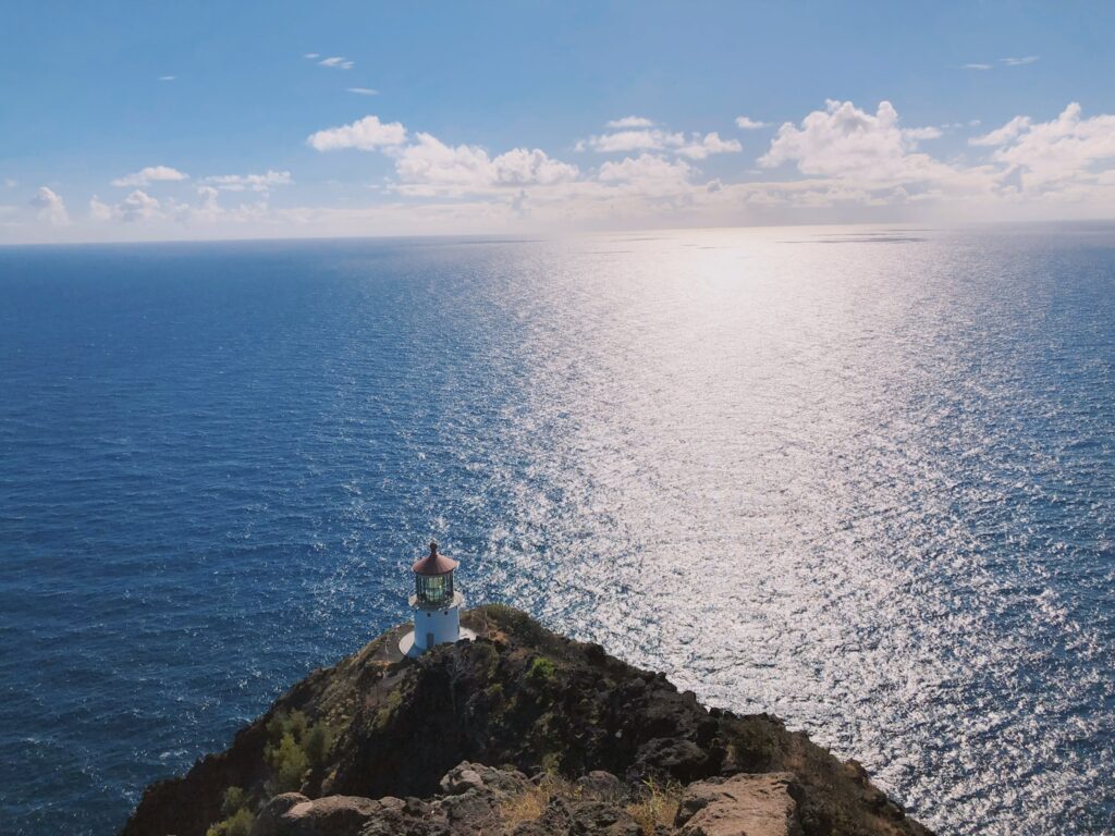 頂上から見えるオアフ島最東端の灯台