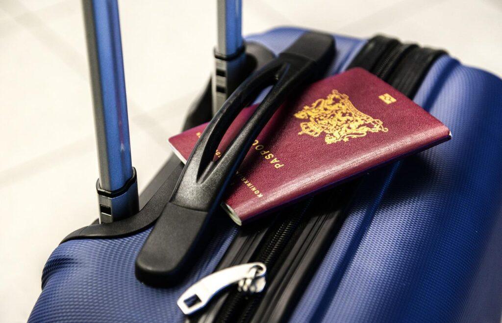 パスポートとスーツケース
