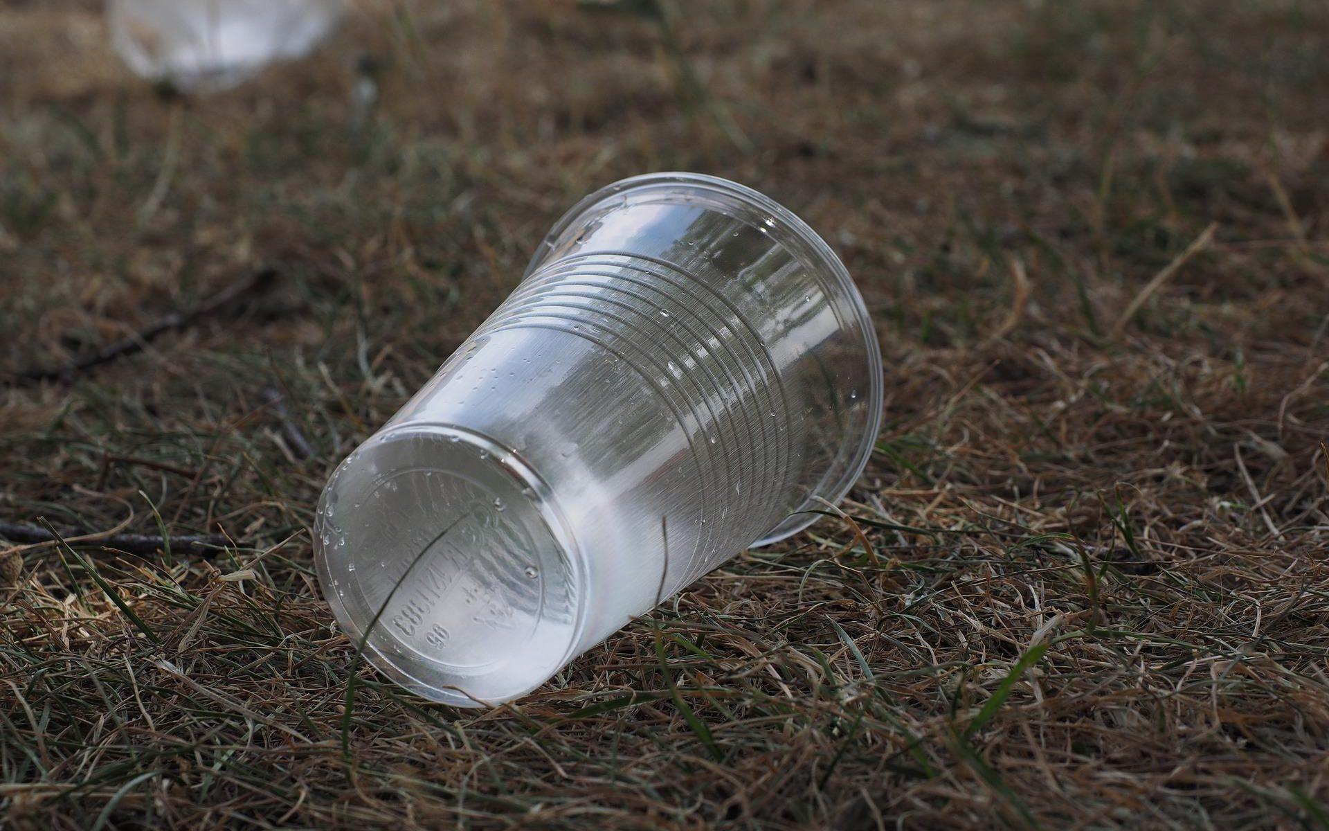 プラスチックカップのごみ