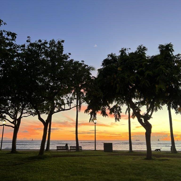 ワイキキビーチのカピオラニ公園から見える夕日